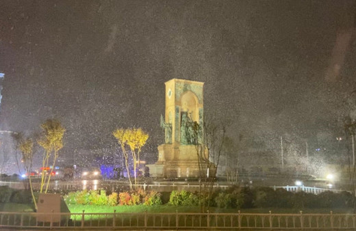 İstanbul'da kar yağışı başladı! Her yer beyaza bürünmeye başladı! İşte Taksim Meydanı ve Çamlıca Tepesi...