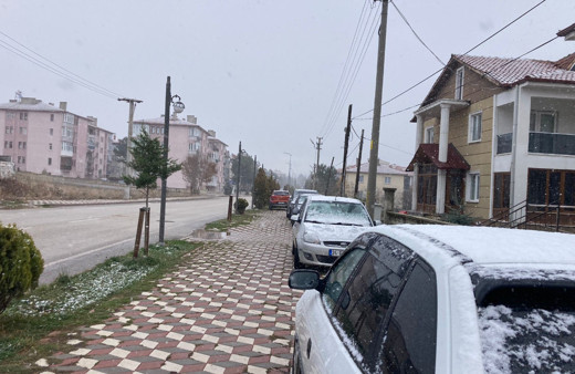 Çankırı’da son günlerde etkili olan soğuk havanın ardın kar başladı