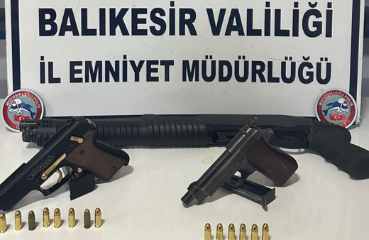 Balıkesir'de polis 11 aranan şahsı yakaladı, 14 fişek ele geçirildi