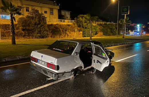 Kaldırıma çarpan otomobilin tekerlekleri yerinden çıktı, 3 kişi yaralandı