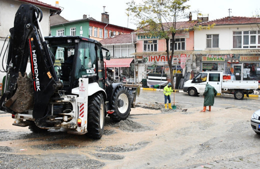 Kütahya'da sağanak yağış alt yapı çalışmalarını etkiledi