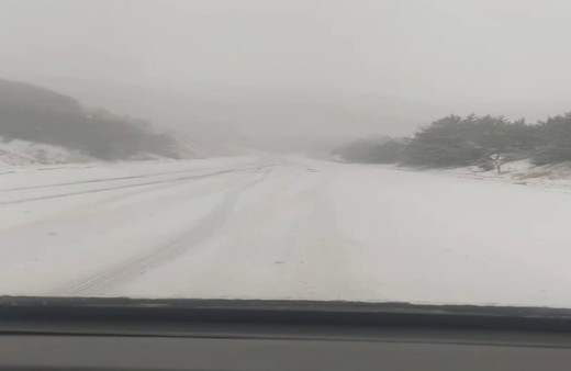 Sivas'ta kar yağışına hazırlıksız yakalanan sürücüler zor anlar yaşadı