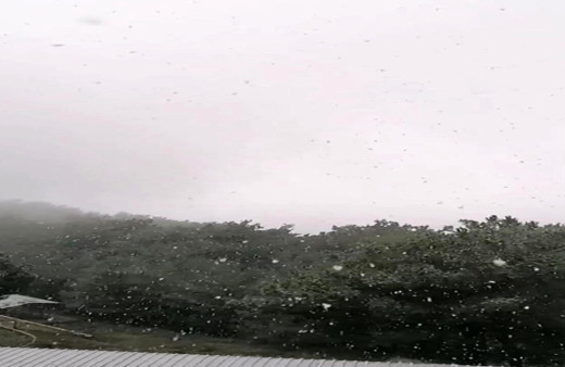 İzmir’e sabahın ilk ışıkları ile mevsimin ilk karı düştü