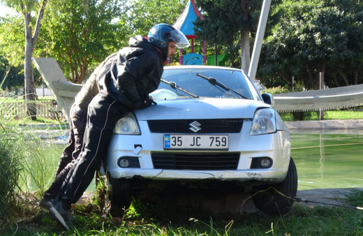 Antalya’da otomobil süs havuzuna uçtu, vatandaş çözümü kendi buldu