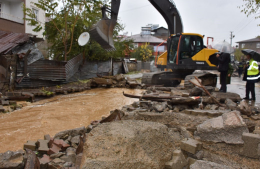 Bingöl'de dereler taştı, ekipler çalışmalarını sürdürüyor
