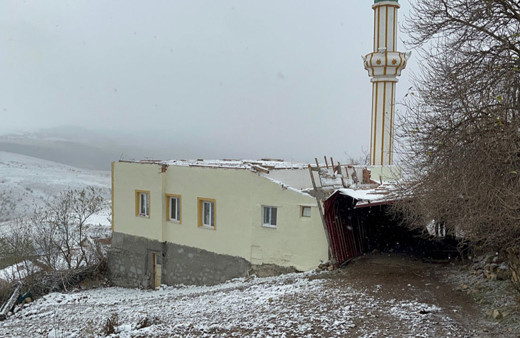 Çankırı'da şiddetli rüzgar caminin çatısını uçurdu!