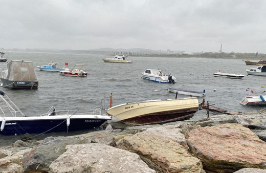 Fırtınaya dayanamayan tekneler karaya vurdu!