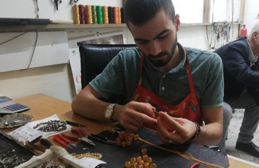 Bursa’da dede mesleğine devam ediyor, tesbih üretiyor