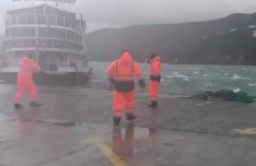 Amasra Limanı'nda bir tekne battı, geminin halatları koptu