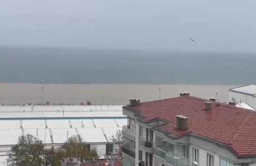 Bursa’da sahillerde etkili olan şiddetli lodos ve fırtına hayatı olumsuz etkiledi