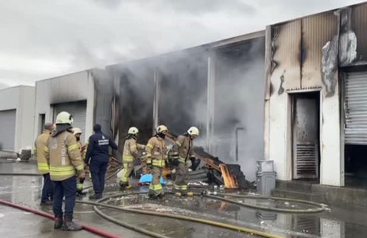 İstanbul'da yangın! Balık halinde iki baraka kullanılamaz hale geldi!
