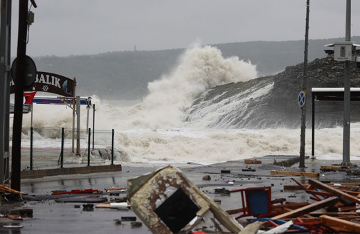 İstanbul'da okullar yarın tatil edildi! Önce kar yağdı sonra fırtına fena vurdu! Mehdirekler devrildi, tekneler parçalandı