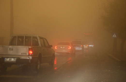 Mardin'de fırtına ve toz gökyüzü sararttı!