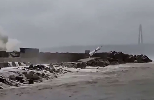 İstanbul'da fırtına Rumeli Feneri'ndeki mendireği yıktı! Dev dalgalar korkutuyor