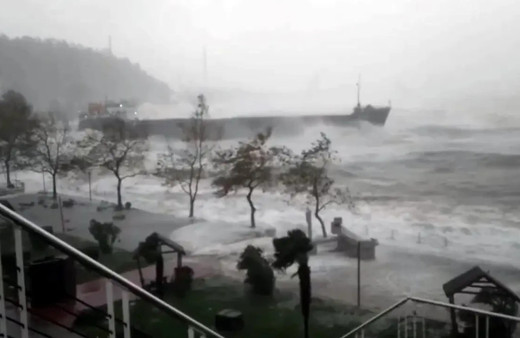 Zonguldak olumsuz hava şartları sebebiyle yük gemisi karaya oturdu