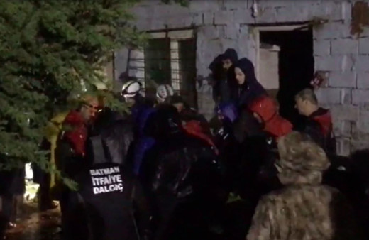  Batman’daki selde 1 kadın öldü, 3 küçük kardeş 1.5 metre çamurun altında kaldı