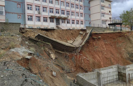 Batman'da okulun istinat duvarı çöktü!