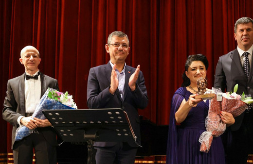 Özgür Özel'in dinletisine katıldığı 'Türkiye düşmanı' olmakla suçlanan Pervin Chakar'dan açıklama