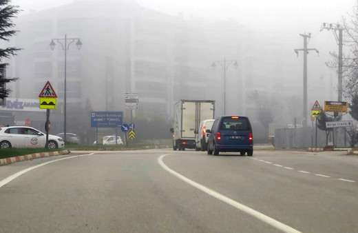 Bursa İnegöl'de sabah saatlerinde yoğun sis sebebiyle hayat durdu