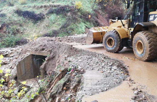 Batman’da şiddetli sağanak yağış nedeniyle birçok yol ulaşıma kapandı