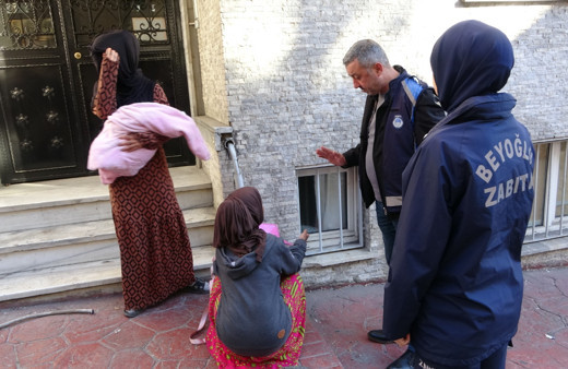 Taksim Camii önü dilenci durağı oldu, dilenciler gözaltına alındı