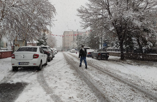 Ardahan'da şiddetli kar yağışı sebebiyle bazı köylerde eğitime ara verildi