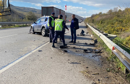 Samsun'da lastiği patlayan otomobil bariyerlere çarptı, yaralanan olmadı