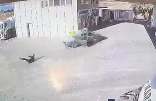 Manisa'da küçük çocuk direksiyona geçti, geri vitesle ortalığı birbirine kattı