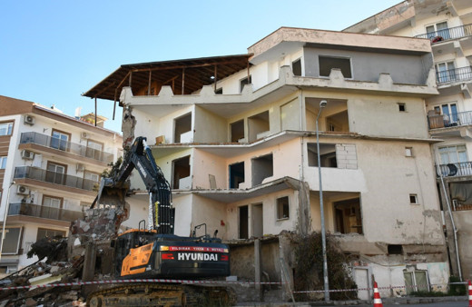 Kuşadası'nda hasarlı ve depreme dayanıksız yapılar yıkılıyor
