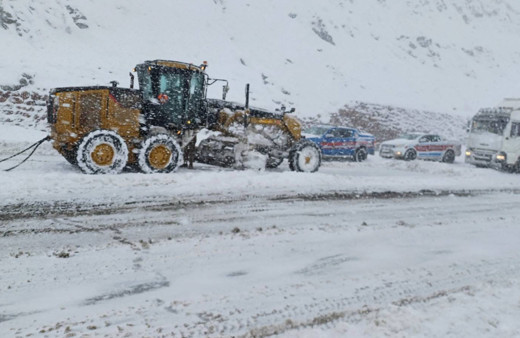 Erzurum'da jandarma karda mahsur olan vatandaşları kurtardı