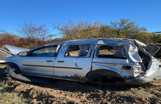 Isparta'da direksiyon hakimiyetini kaybeden sürücü tarlaya uçtu