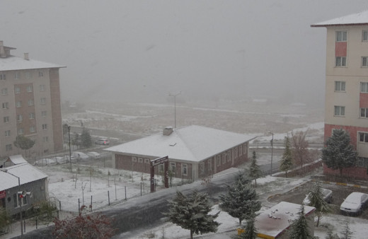 Van’da kar yağışı nedeniyle birçok yerleşim yeri yolu ulaşıma kapandı