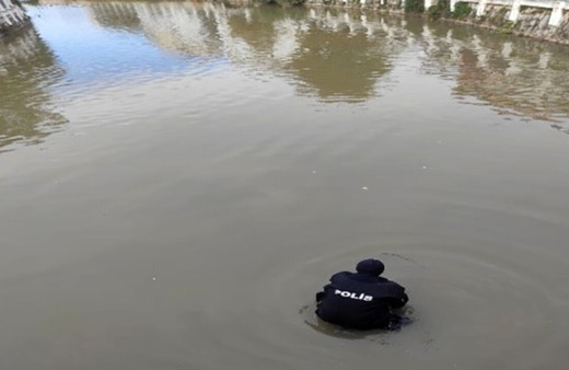 Martıları beslerken cüzdanını dereye düşürdü, deniz polisi çıkarttı