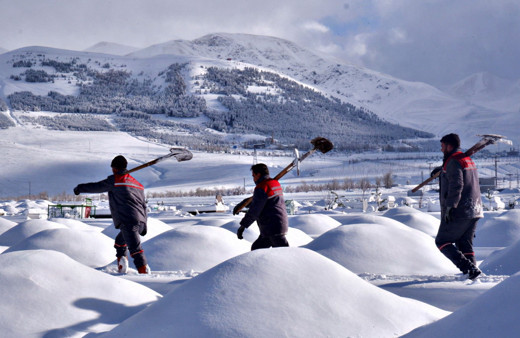 Erzurum’da kış mezarları kış kendini hissettirmeden hazırlandı