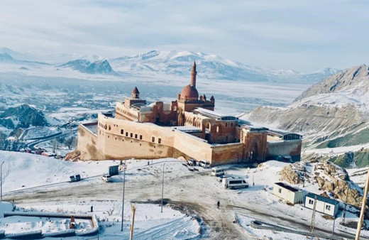 Doğu Anadolu Bölgesi'nin incisi tarihi İshak Paşa Sarayı beyaza büründü