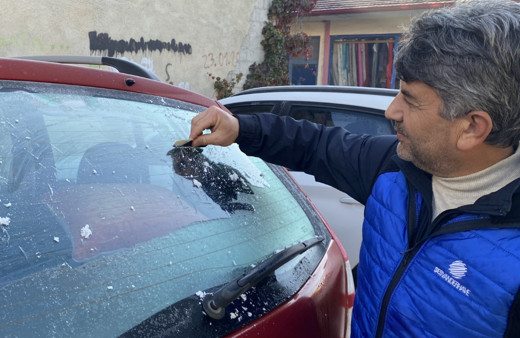 Erzincan'da soğuk havanın etkisiyle yollar ve araçlar buz tuttu