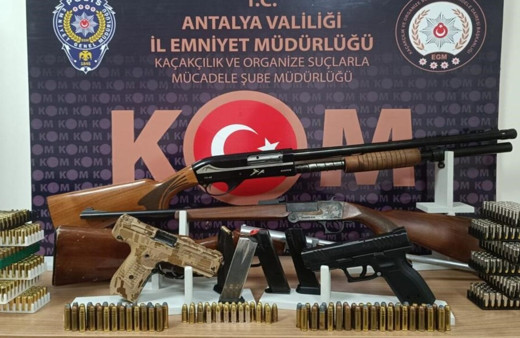 Antalya'da silah ticareti yapan kişilere baskın yapıldı, 3 kişi gözaltına alındı