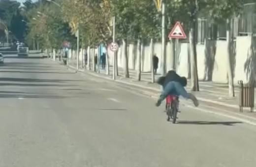 Şanlıurfa'da yüzüstü yatarak motosiklet süren kişi kameraya yansıdı