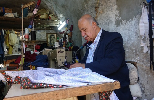 Mardin'de 60 yıldır terzilik yaparak 4 çocuğu ve eşini üniversiteli yaptı