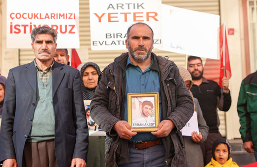 Diyarbakır annelerinin evlat nöbetine bir aile daha katıldı!