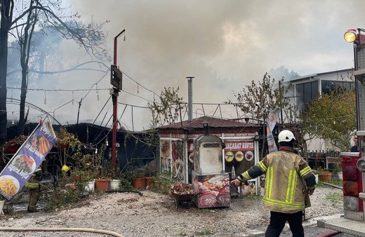 İzmir'de çıkan yangında bir restoran kullanılmaz hale geldi