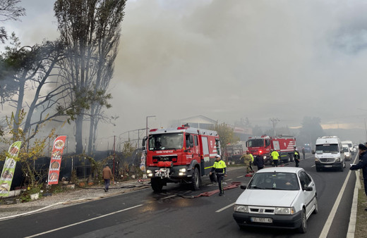 İzmir'de yangın! Bir restoran kullanılmaz hale geldi!