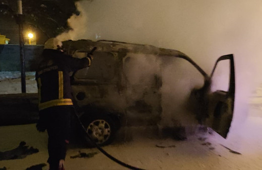 Van'da seyir halindeki kamyonet alev alev yandı, kullanılamaz hale geldi