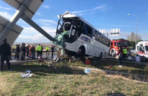 Denizli'de tur otobüsü otomobille çarpıştı, çok sayıda yaralı var