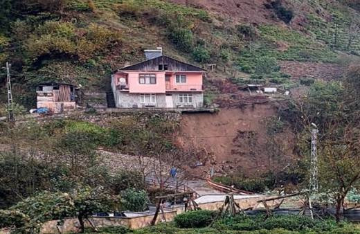 Rize'de 2 katlı evde heyelan nedeniyle yıkılma tehlikesi oluştu