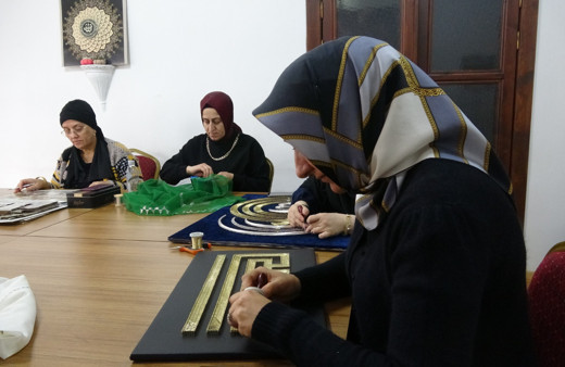 Ev hanımları hem meslek öğreniyor, hem para kazanıyorlar