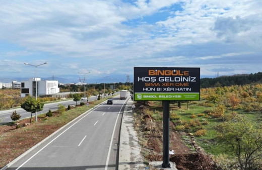 Bingöl Belediyesi'nden şehrin girişine üç dilli tabela!