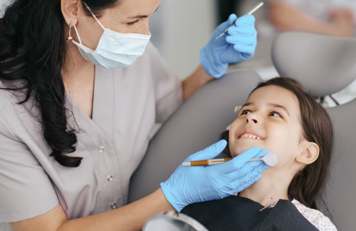 Öğrencilerin dişleri çürük çıkınca, doktorlar ‘abur cubur’ uyarısı yaptı!