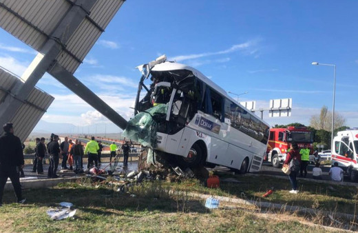 Denizli'de turistler ölümden döndü: 4'ü ağır 20 yaralı!
