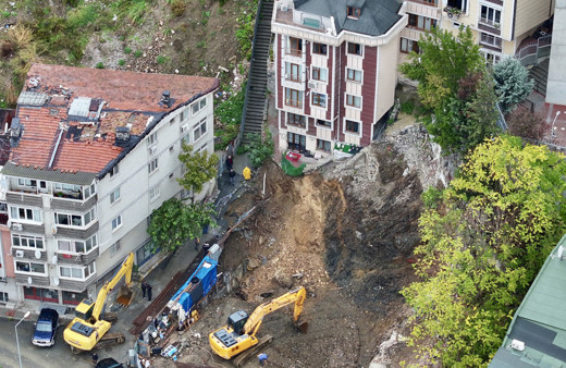 Eyüpsultan'da toprak kayması nedeniyle 2 bina boşaltıldı